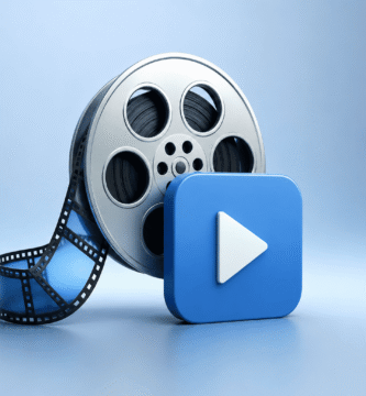Persona convirtiendo un vídeo a formato MP4 online desde un ordenador portátil.