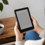 Persona leyendo un libro electrónico desde una aplicación de lectura en una tablet.