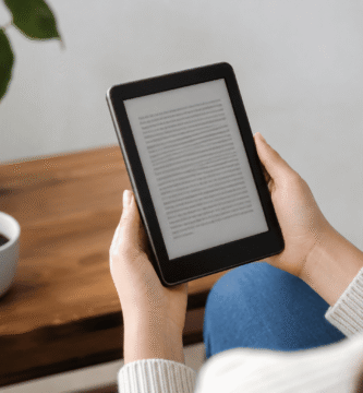 Persona leyendo un libro electrónico desde una aplicación de lectura en una tablet.