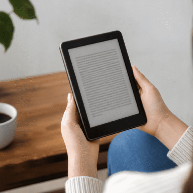 Persona leyendo un libro electrónico desde una aplicación de lectura en una tablet.