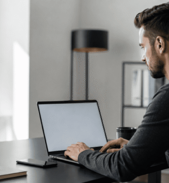 Persona trabajando en un espacio de trabajo moderno con portátil, representando un sistema personal de productividad y organización del tiempo.